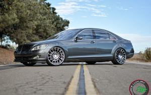 Mercedes S550 on 22x9 22x10.5 RoadForce RF16 Graphite machine face tinted clear